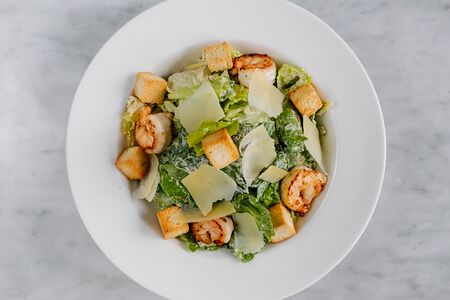 Цезарь с креветками без глютена