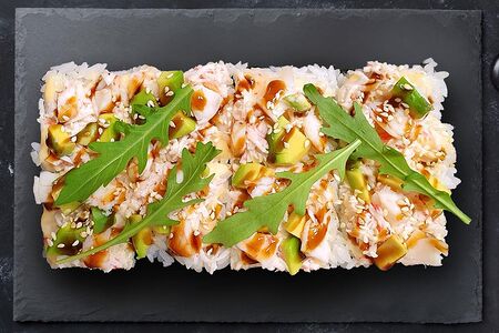 Суши-пицца с крабом и креветкой