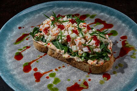 Брускетта с камчатским крабом