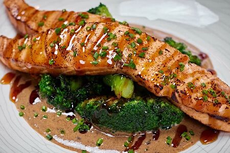 Сёмга с вешенками и чёрным чесноком