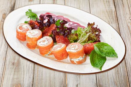 Рулетики из слабосоленой семги