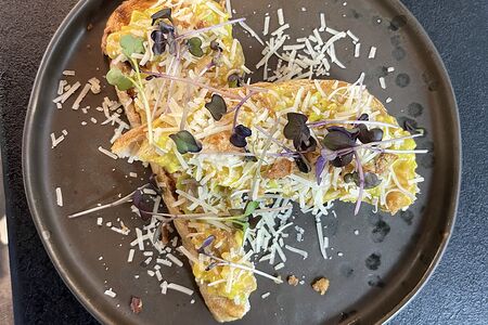 Бутерброд с тартаром из лосося и авокадо