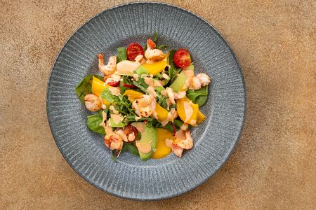 Листья салата с манго, креветками и авокадо