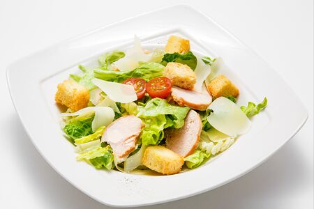Салат Цезарь с запеченной куриной грудкой