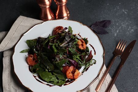 Салат с рукколой и креветками