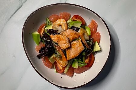 С тигровыми креветками и лососем