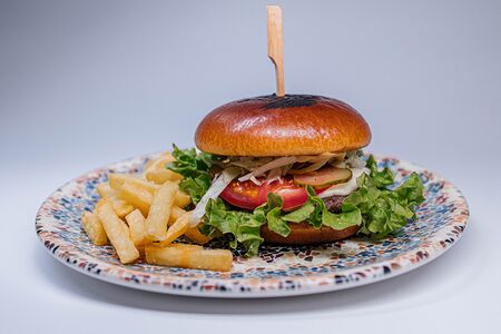 Фирменные бургер с картофелем фри