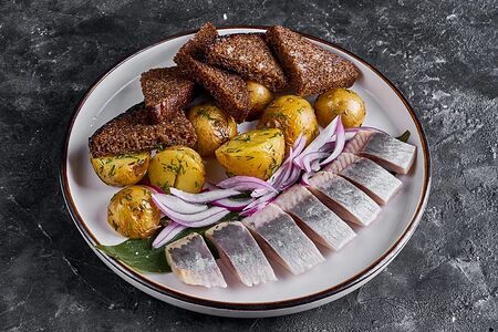 Сельдь с молодым картофелем и зеленью