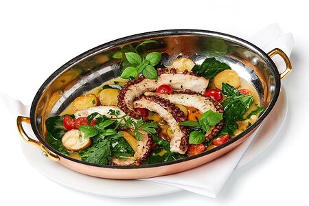 Осьминог на гриле с картофелем и томатами