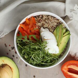 Առողջ պոկե բոուլ քինոայով և ավոկադոյով