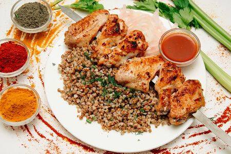 Шашлык из куриного крылышка с гречкой