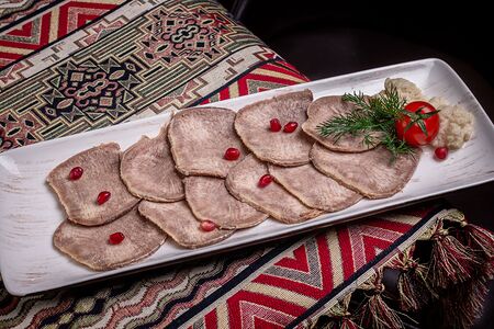 Отварной говяжий язык