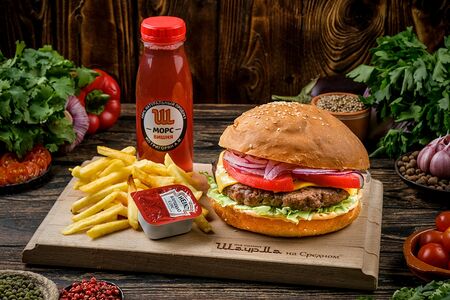 Бургер с говядиной и сыром, фри, соус и морс