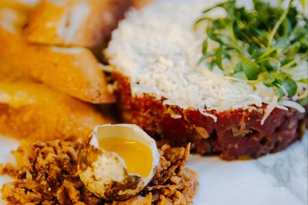 Мраморная говядина/каперсы/вяленые томаты/пармезан