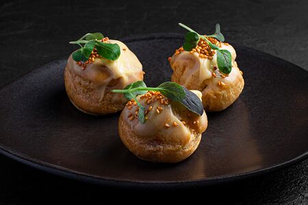 Профитроли с угрем