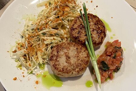 Котлеты из курицы с салатом коул слоу