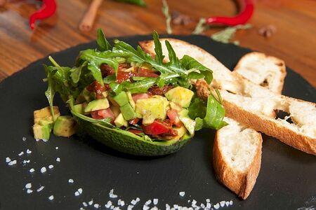 Салат из фаршированного авокадо