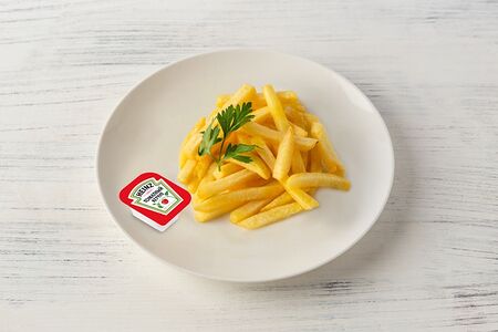 Картофель фри и соус