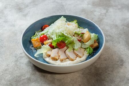 Салат Цезарь с куриным филе на гриле