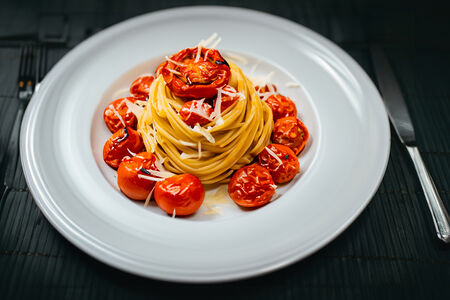 Вегетерианская паста с печеными помидорами