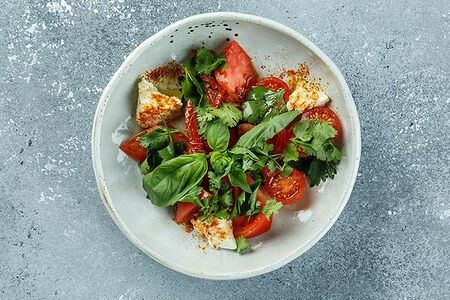 Салат с тремя томатами и сыром