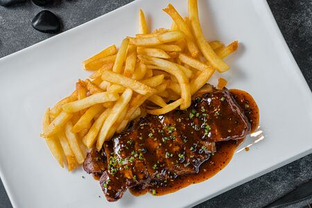 Стриплойн с картофелем фри