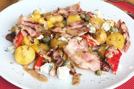 Картофельный салат с голубым сыром и томатами