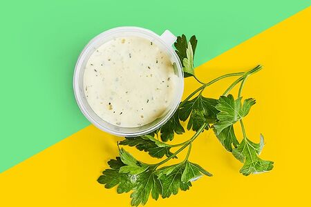 Соус сметанный с зеленью и чесноком