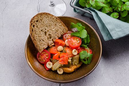 Хумус с инжиром, свежими и подпечёнными овощами и фундуком