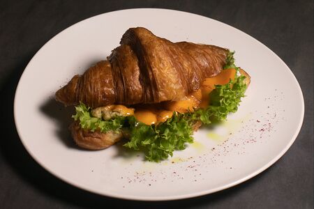 Круассан с цыпленком и жженым чеддером