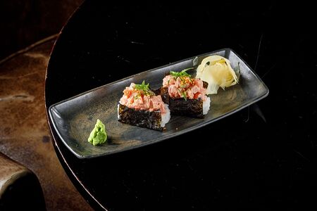 Суши с тунцом