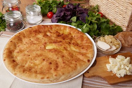 Осетинский пирог с курицей, осетинским сыром и капустой