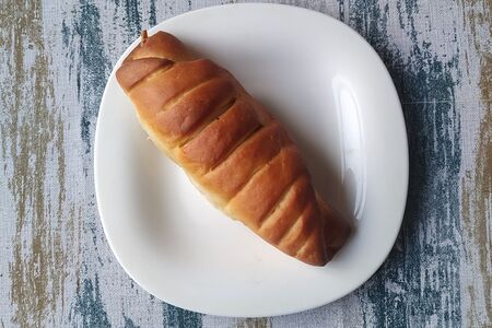 Пирожок с ветчиной и сыром