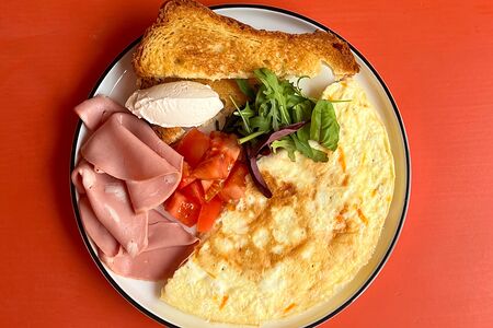 Большой завтрак Омлет с чеддером, ветчина, сливочный крем