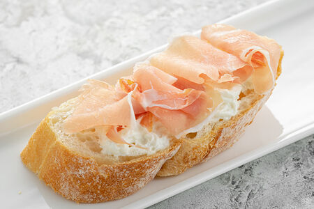 Брускетта с пармой и страчателлой