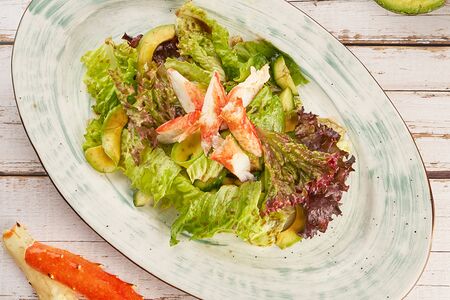 Фирменный салат с крабом и битыми огурцами