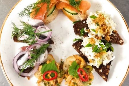 Ассорти из бутербродиков с рыбой