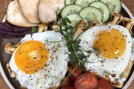 Завтрак с вафлями, курицей и глазуньей