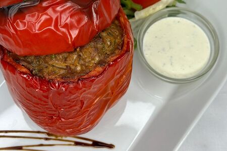 Фаршированный перец с чесночным соусом