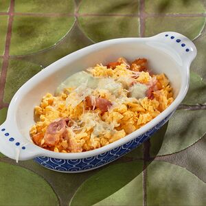 Скрембл с беконом и соусом дорблю