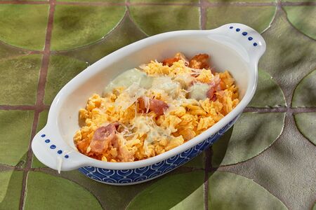 Скрембл с беконом и соусом дорблю