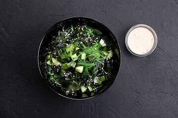 Салат с Чукой и ореховым соусом