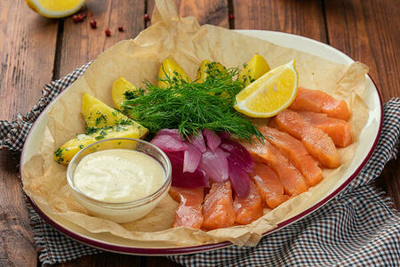 Лосось холодного копчения с картофелем