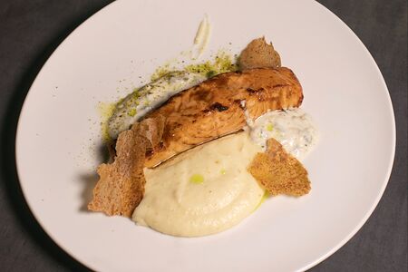 Стейк лосося с пюре и белым соусом из каперсов