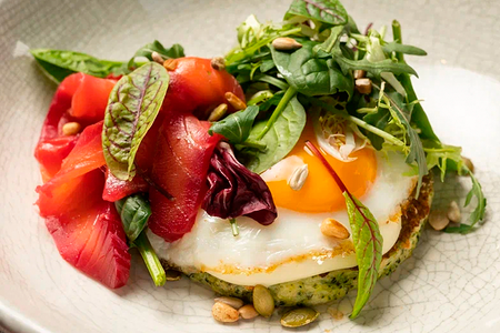 Оладушек из брокколи с лососем гравлакс