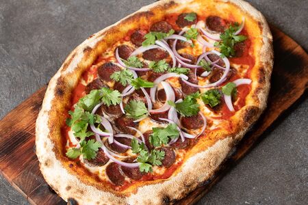 Пицца с сушеной колбасой