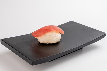 Суши с тунцом