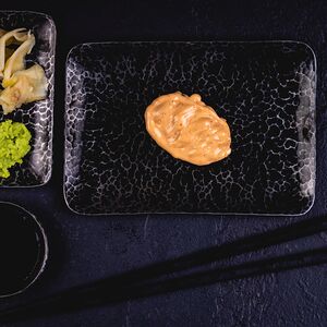 Острые суши лосось