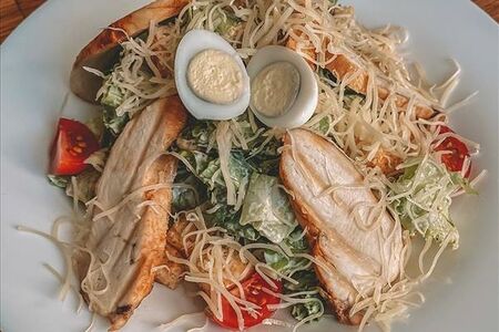 Салат Цезарь с куриной грудкой