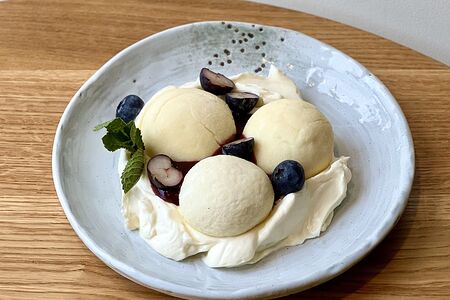 Сырники на рисовой муке с кремом маскарпоне и ягодным конфи